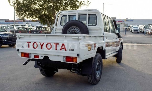 Acheter Import Voiture Toyota Pickup Blanc à Import - Dubai, Conakry Acheter Import Voiture Toyota Pickup Blanc à Import - Dubai, Conakry