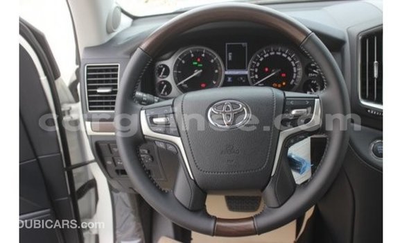 Buy Import Toyota Land Cruiser White Car in Import - Dubai in Conakry Buy Import Toyota Land Cruiser White Car in Import - Dubai in Conakry