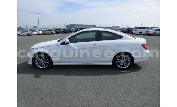 Acheter Import Voiture Mercedes-Benz 190 Blanc à Import - Dubai, Conakry Acheter Import Voiture Mercedes-Benz 190 Blanc à Import - Dubai, Conakry