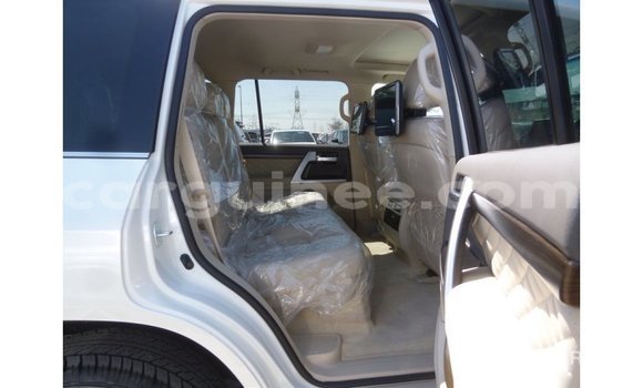 Acheter Import Voiture Toyota Land Cruiser Blanc à Import - Dubai, Conakry Acheter Import Voiture Toyota Land Cruiser Blanc à Import - Dubai, Conakry