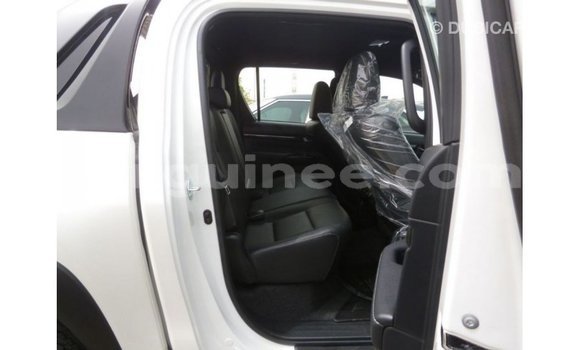Acheter Import Voiture Toyota Hilux Blanc à Import - Dubai, Conakry Acheter Import Voiture Toyota Hilux Blanc à Import - Dubai, Conakry