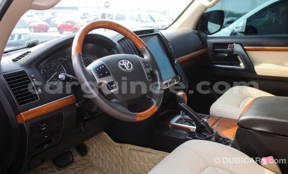Buy Import Toyota Land Cruiser White Car in Import - Dubai in Conakry Buy Import Toyota Land Cruiser White Car in Import - Dubai in Conakry
