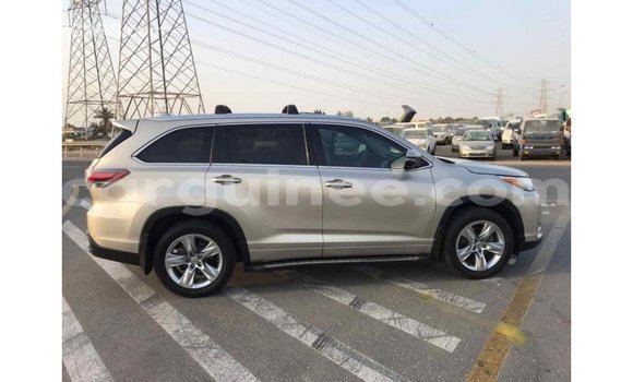 Acheter Import Voiture Toyota Highlander Beige à Import - Dubai, Conakry Acheter Import Voiture Toyota Highlander Beige à Import - Dubai, Conakry