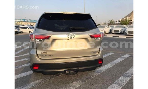 Acheter Import Voiture Toyota Highlander Beige à Import - Dubai, Conakry Acheter Import Voiture Toyota Highlander Beige à Import - Dubai, Conakry
