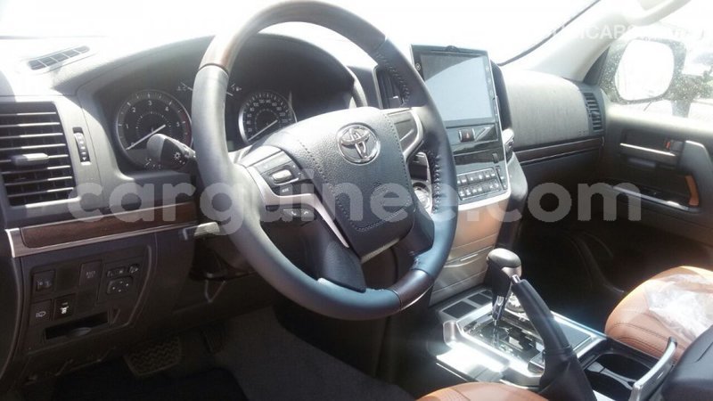 Big with watermark toyota land cruiser conakry import dubai 3573