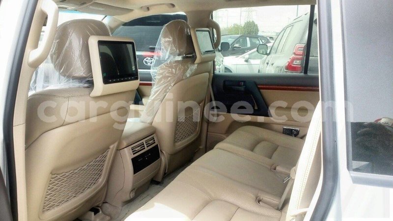 Big with watermark toyota land cruiser conakry import dubai 3669