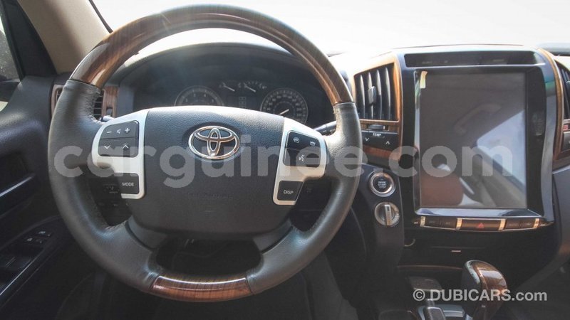 Big with watermark toyota land cruiser conakry import dubai 3724