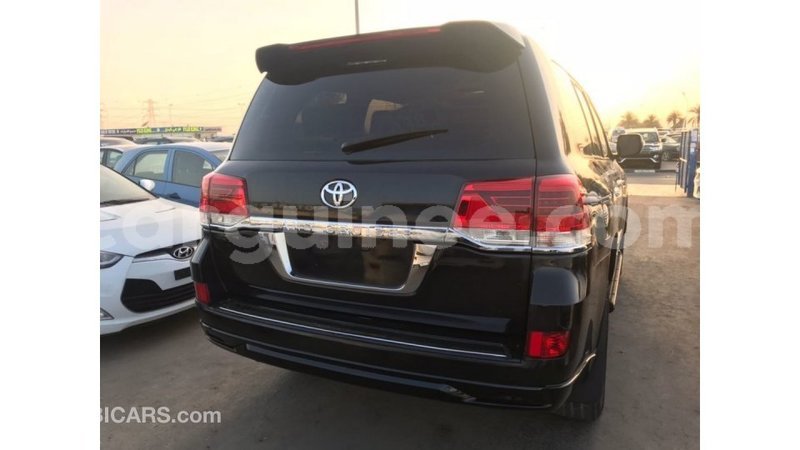 Big with watermark toyota land cruiser conakry import dubai 3727