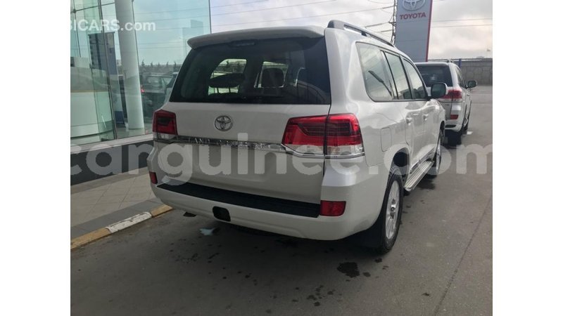 Big with watermark toyota land cruiser conakry import dubai 3843