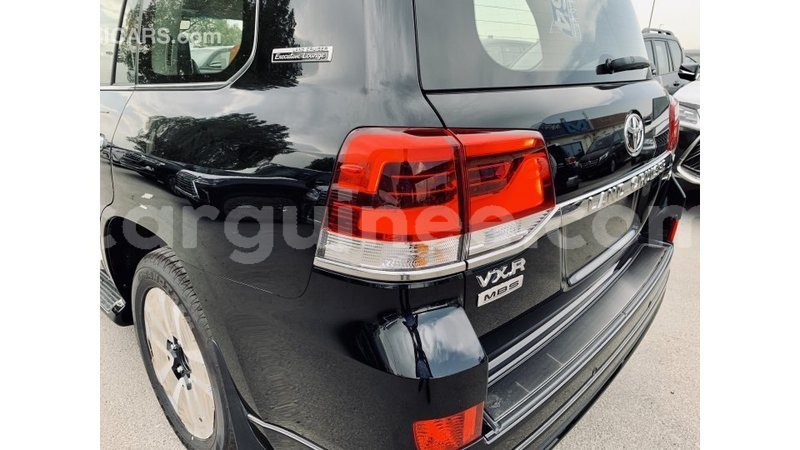 Big with watermark toyota land cruiser conakry import dubai 3938