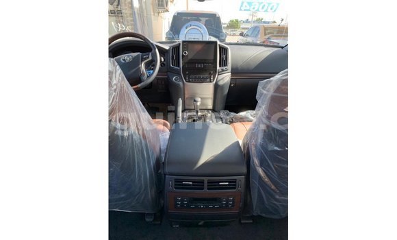 Acheter Import Voiture Toyota Land Cruiser Blanc à Import - Dubai, Conakry Acheter Import Voiture Toyota Land Cruiser Blanc à Import - Dubai, Conakry