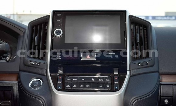Acheter Import Voiture Toyota Land Cruiser Blanc à Import - Dubai, Conakry Acheter Import Voiture Toyota Land Cruiser Blanc à Import - Dubai, Conakry