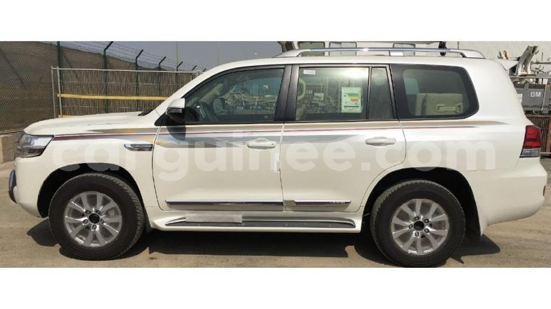 Big with watermark toyota land cruiser conakry import dubai 4043