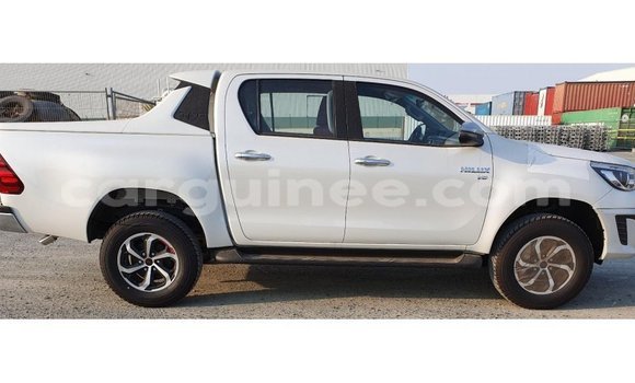 Acheter Import Voiture Toyota Hilux Blanc à Import - Dubai, Conakry Acheter Import Voiture Toyota Hilux Blanc à Import - Dubai, Conakry