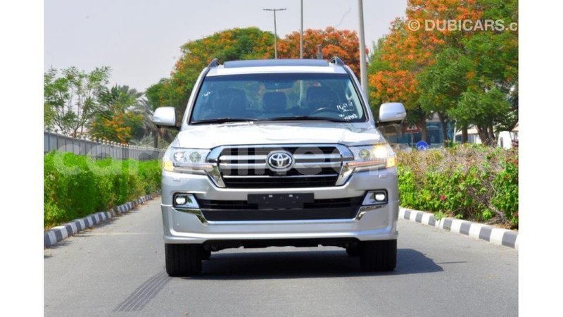 Big with watermark toyota land cruiser conakry import dubai 4126