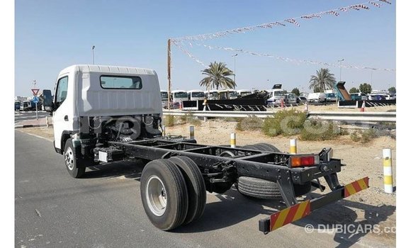 Acheter Import Voiture Mitsubishi Carisma Blanc à Import - Dubai, Conakry Acheter Import Voiture Mitsubishi Carisma Blanc à Import - Dubai, Conakry