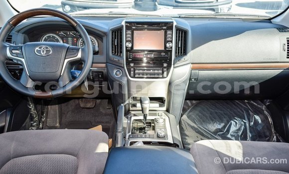 Acheter Import Voiture Toyota Land Cruiser Blanc à Import - Dubai, Conakry Acheter Import Voiture Toyota Land Cruiser Blanc à Import - Dubai, Conakry