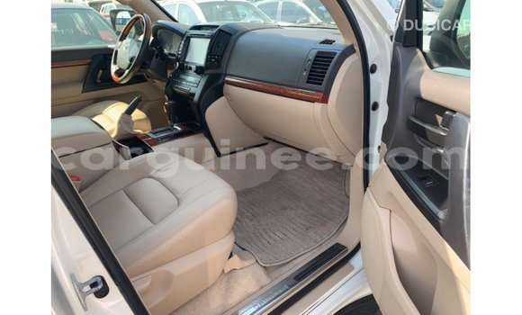 Buy Import Toyota Land Cruiser White Car in Import - Dubai in Conakry Buy Import Toyota Land Cruiser White Car in Import - Dubai in Conakry