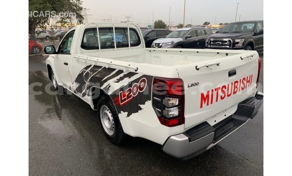 Buy Import Mitsubishi L200 White Car in Import - Dubai in Conakry Buy Import Mitsubishi L200 White Car in Import - Dubai in Conakry