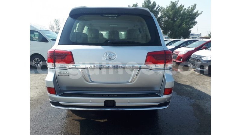 Big with watermark toyota land cruiser conakry import dubai 4407