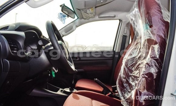 Acheter Import Voiture Toyota Hilux Blanc à Import - Dubai, Conakry Acheter Import Voiture Toyota Hilux Blanc à Import - Dubai, Conakry