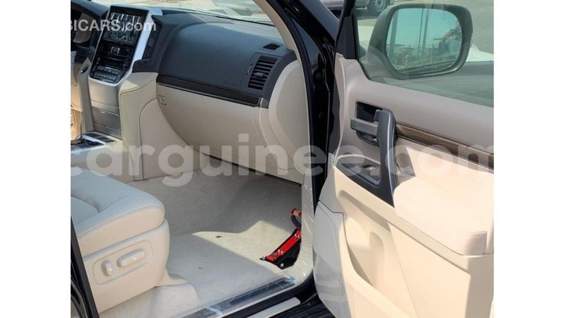 Big with watermark toyota land cruiser conakry import dubai 4542