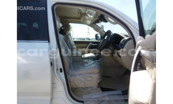 Acheter Import Voiture Toyota Land Cruiser Blanc à Import - Dubai, Conakry Acheter Import Voiture Toyota Land Cruiser Blanc à Import - Dubai, Conakry