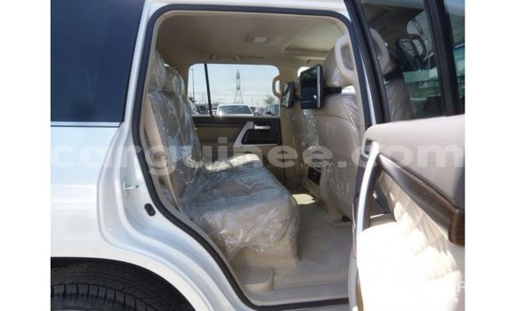 Acheter Import Voiture Toyota Land Cruiser Blanc à Import - Dubai, Conakry Acheter Import Voiture Toyota Land Cruiser Blanc à Import - Dubai, Conakry