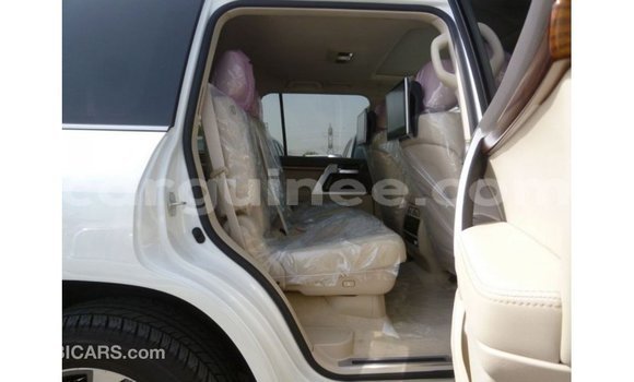 Acheter Import Voiture Toyota Land Cruiser Blanc à Import - Dubai, Conakry Acheter Import Voiture Toyota Land Cruiser Blanc à Import - Dubai, Conakry