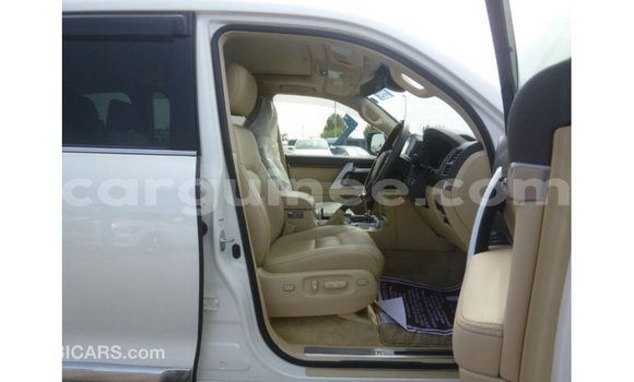 Buy Import Toyota Land Cruiser White Car in Import - Dubai in Conakry Buy Import Toyota Land Cruiser White Car in Import - Dubai in Conakry