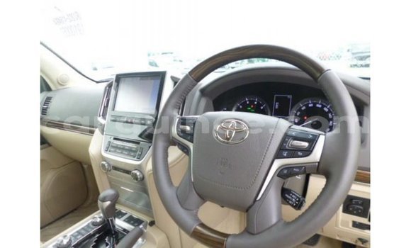 Buy Import Toyota Land Cruiser White Car in Import - Dubai in Conakry Buy Import Toyota Land Cruiser White Car in Import - Dubai in Conakry