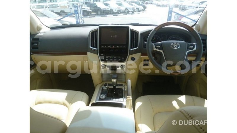 Big with watermark toyota land cruiser conakry import dubai 4706