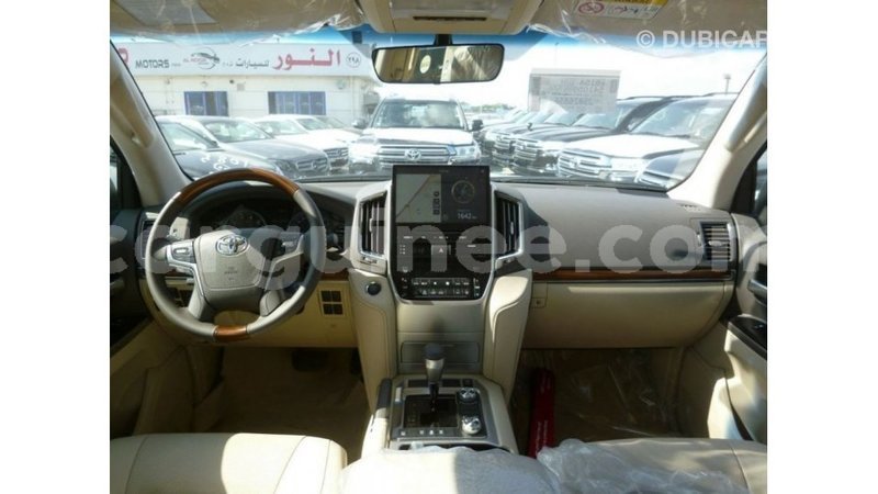 Big with watermark toyota land cruiser conakry import dubai 4710