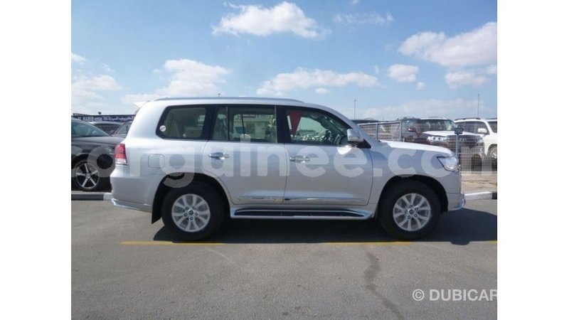 Big with watermark toyota land cruiser conakry import dubai 4710