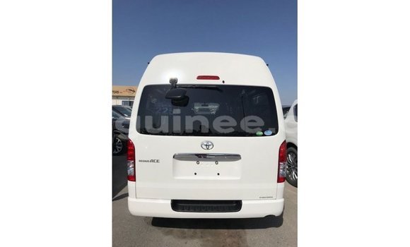 Acheter Import Voiture Toyota Hiace Blanc à Import - Dubai, Conakry Acheter Import Voiture Toyota Hiace Blanc à Import - Dubai, Conakry