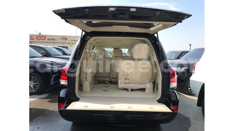 Big with watermark toyota land cruiser conakry import dubai 4741