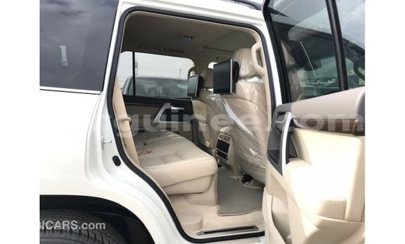 Buy Import Toyota Land Cruiser White Car in Import - Dubai in Conakry Buy Import Toyota Land Cruiser White Car in Import - Dubai in Conakry