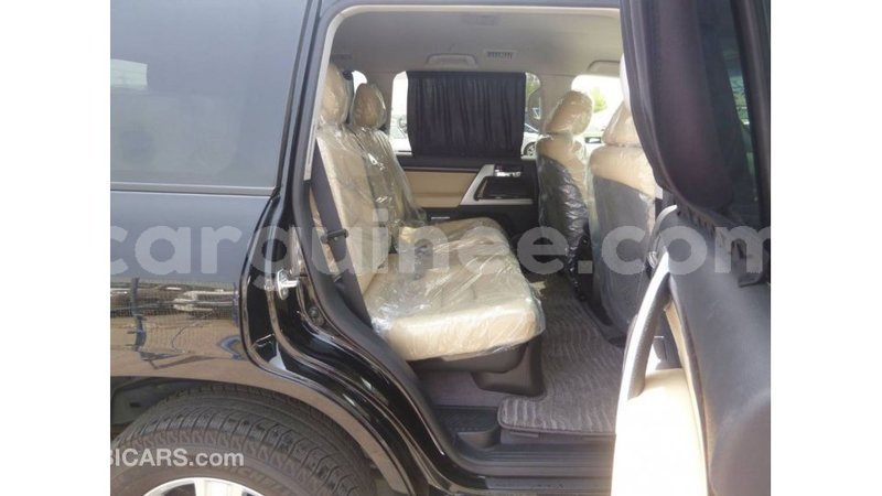 Big with watermark toyota land cruiser conakry import dubai 4760