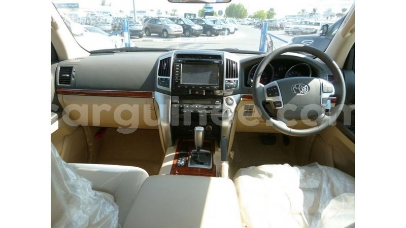 Big with watermark toyota land cruiser conakry import dubai 4761