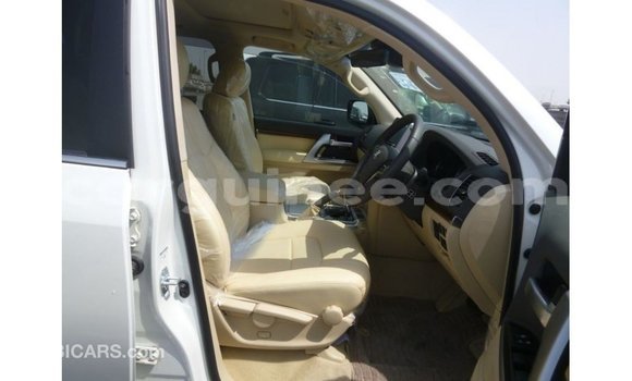 Acheter Import Voiture Toyota Land Cruiser Blanc à Import - Dubai, Conakry Acheter Import Voiture Toyota Land Cruiser Blanc à Import - Dubai, Conakry