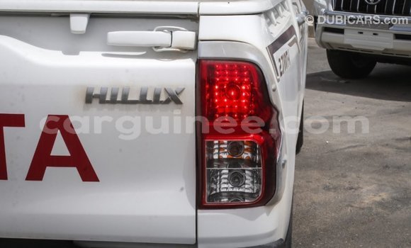 Acheter Import Voiture Toyota Hilux Blanc à Import - Dubai, Conakry Acheter Import Voiture Toyota Hilux Blanc à Import - Dubai, Conakry