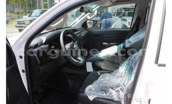 Acheter Import Voiture Toyota Hilux Blanc à Import - Dubai, Conakry Acheter Import Voiture Toyota Hilux Blanc à Import - Dubai, Conakry