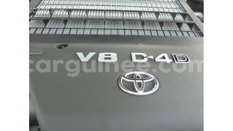 Big with watermark toyota land cruiser conakry import dubai 5003