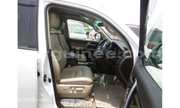Buy Import Toyota Land Cruiser White Car in Import - Dubai in Conakry Buy Import Toyota Land Cruiser White Car in Import - Dubai in Conakry