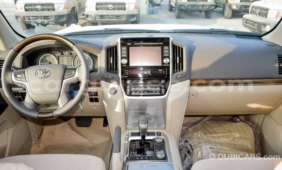 Acheter Import Voiture Toyota Land Cruiser Blanc à Import - Dubai, Conakry Acheter Import Voiture Toyota Land Cruiser Blanc à Import - Dubai, Conakry