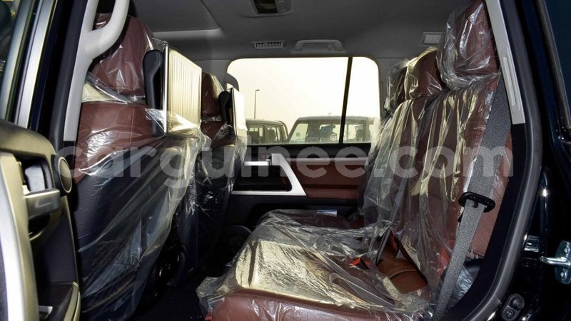 Big with watermark toyota land cruiser conakry import dubai 5090