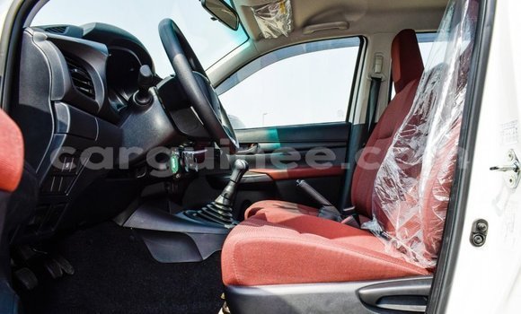 Acheter Import Voiture Toyota Hilux Blanc à Import - Dubai, Conakry Acheter Import Voiture Toyota Hilux Blanc à Import - Dubai, Conakry