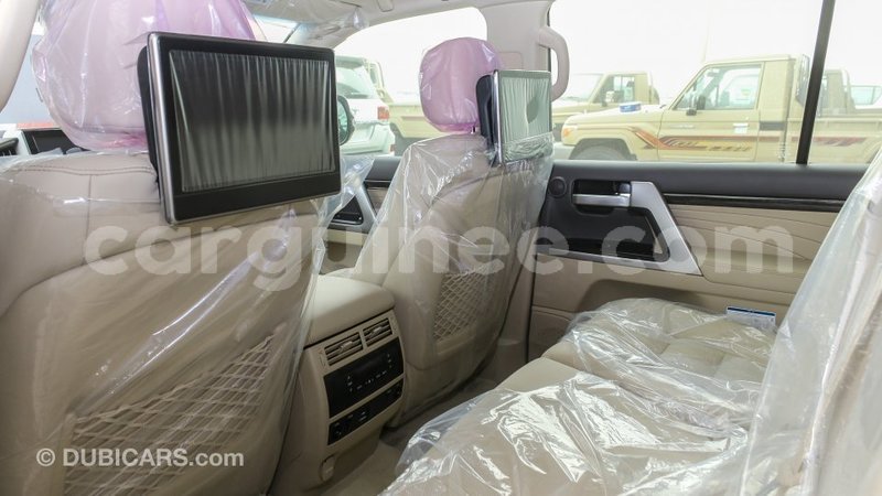 Big with watermark toyota land cruiser conakry import dubai 5143