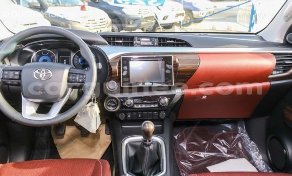 Acheter Import Voiture Toyota Hilux Blanc à Import - Dubai, Conakry Acheter Import Voiture Toyota Hilux Blanc à Import - Dubai, Conakry