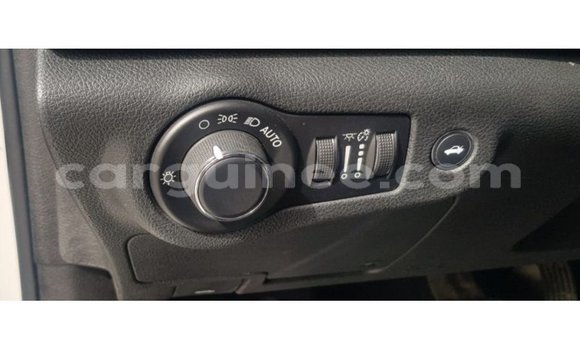 Acheter Import Voiture Chrysler 200 Blanc à Import - Dubai, Conakry Acheter Import Voiture Chrysler 200 Blanc à Import - Dubai, Conakry